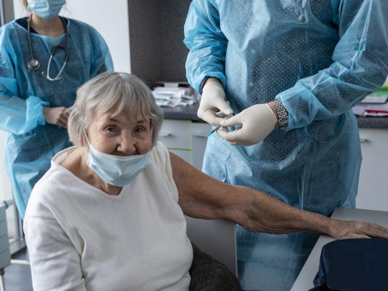 Zdjęcie prezentujące - 100-letnia łodzianka zaszczepiła się przeciw COVID-19 w Bionanoparku