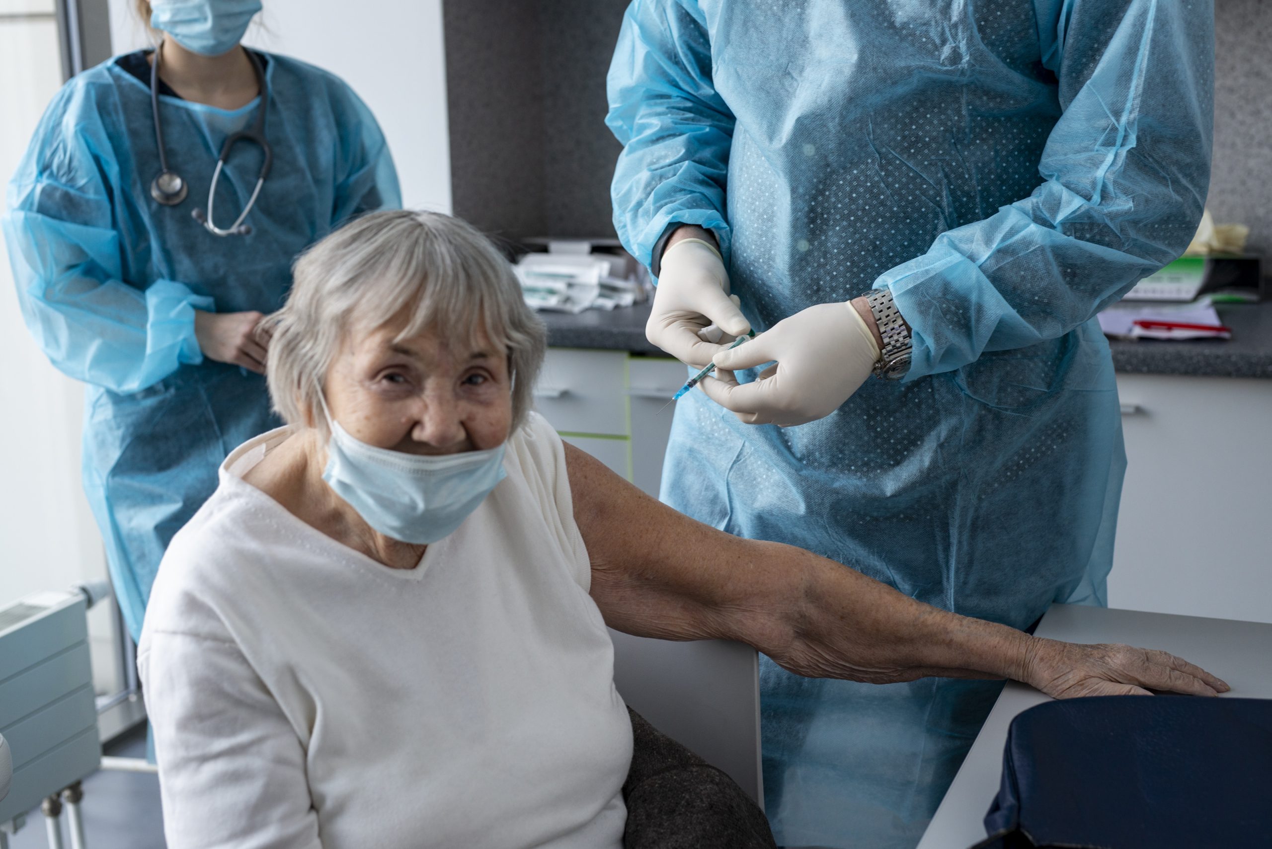 100-letnia łodzianka zaszczepiła się przeciw COVID-19 w Bionanoparku